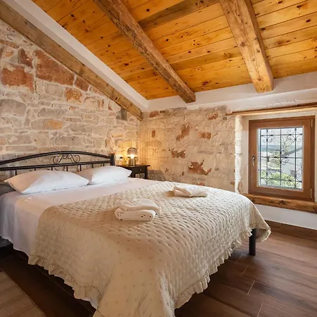 아파트 Valerija, Stone House With Sea View
